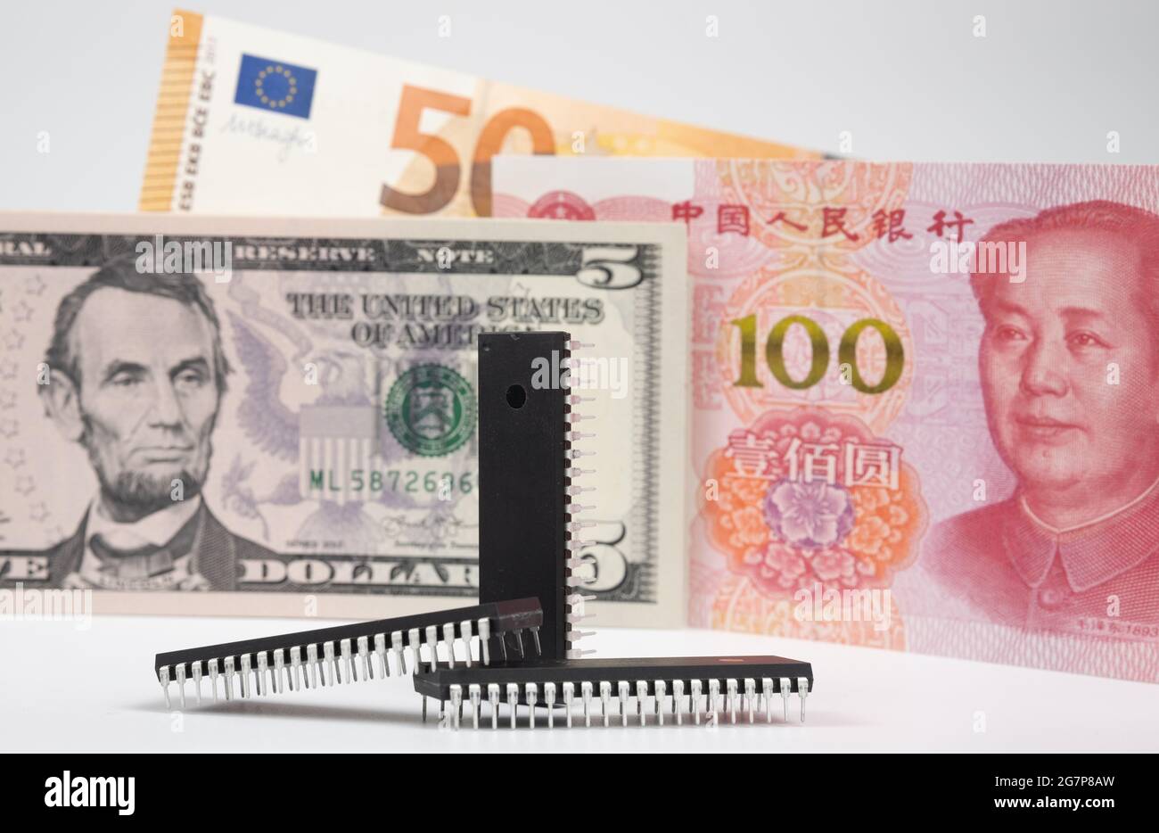 Puces placées à l'avant et billets de banque tels que 5 dollars US, 50 euros et 100 yuans. Concept. Banque D'Images