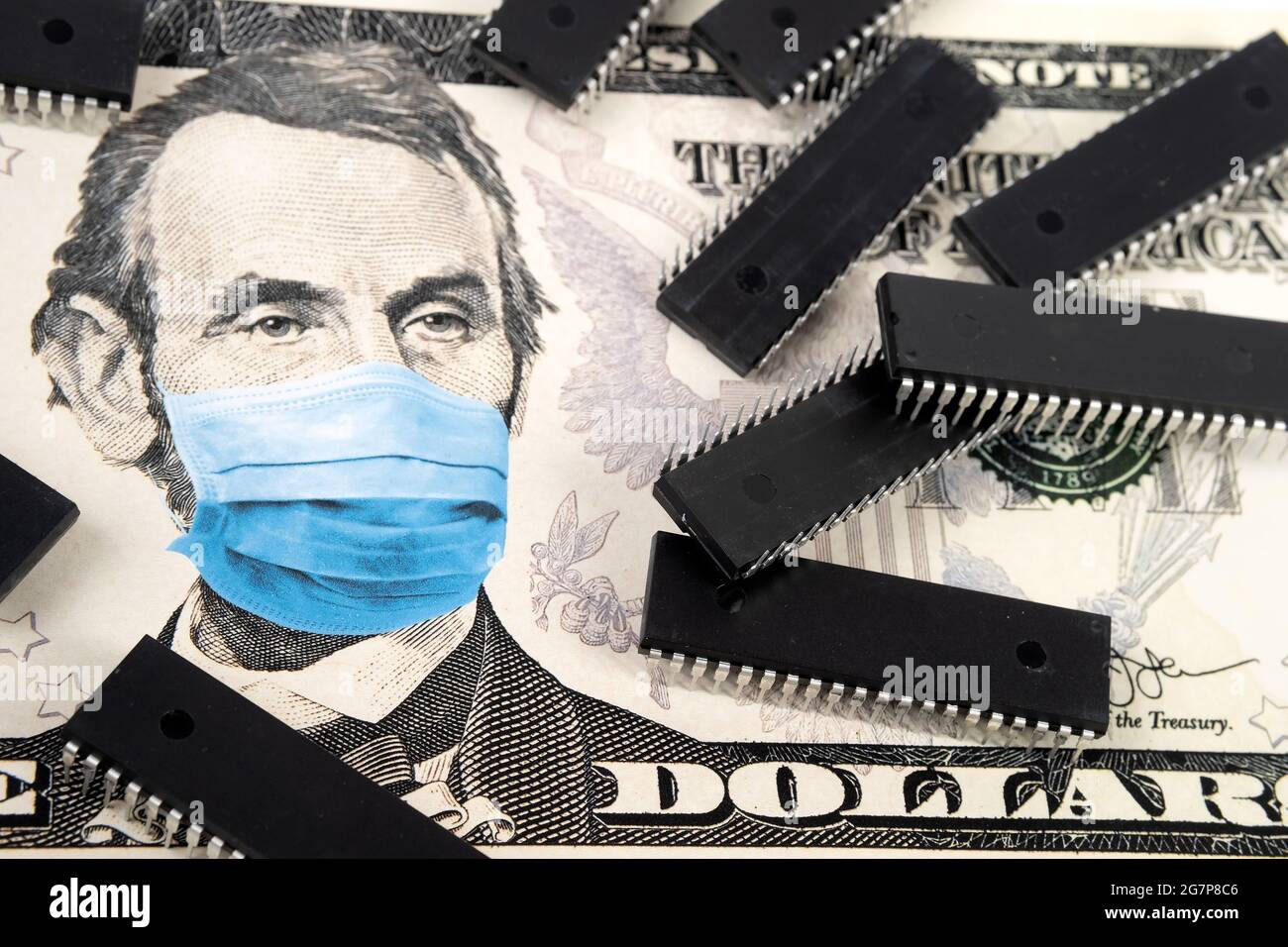 Grande puce d'ordinateur placée sur le dessus de billet de 5 dollars dans le masque de visage (montage numérique). Concept d'investissement et de pénurie de puces à semi-conducteurs. Banque D'Images