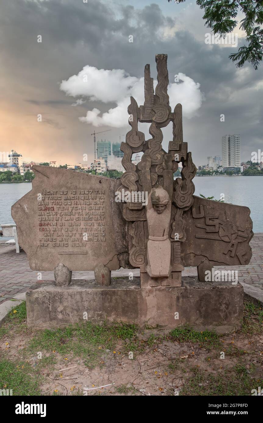 Statue de l'endroit au Vietnam où John McCain a été abattu, sur le lac truc Bach, pendant la guerre, construit par les Vietnamiens. Banque D'Images