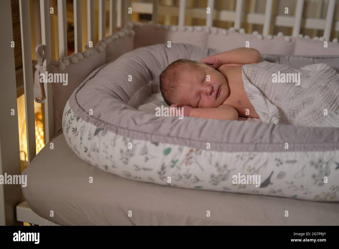 Un Bebe Nouveau Ne Dort Dans Un Cocon Avec Une Lumiere De Nuit Brulante Un Enfant Est Un Bebe Dans Un Berceau A La Lumiere D Une Lampe De Poche Photo Stock Alamy Un Bebe Nouveau Ne Dort Dans Un Cocon Avec Une Lumiere De Nuit Brulante Un Enfant Est Un Bebe Dans Un Berceau A La Lumiere D Une Lampe De Poche Photo Stock Alamy
