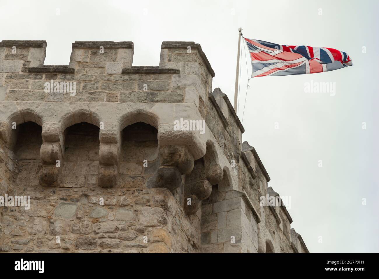 Le drapeau britannique est sur le Bargate. C'est un portier médiéval dans la ville de Southampton, en Angleterre. Construit à l'époque normande Banque D'Images