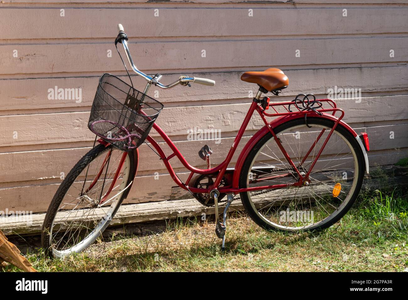 Vélo rouge pour femmes ou vélo avec panier avant Photo Stock - Alamy