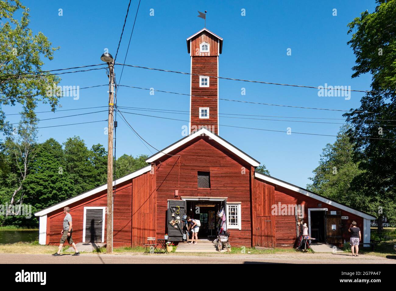 Ancien entrepôt en bois d'ocre rouge et bâtiment de créamerie avec tour à tuyau, abritant maintenant des boutiques d'artisanat dans le village de Ruotsinpyhtää ou Strömfors, en Finlande Banque D'Images