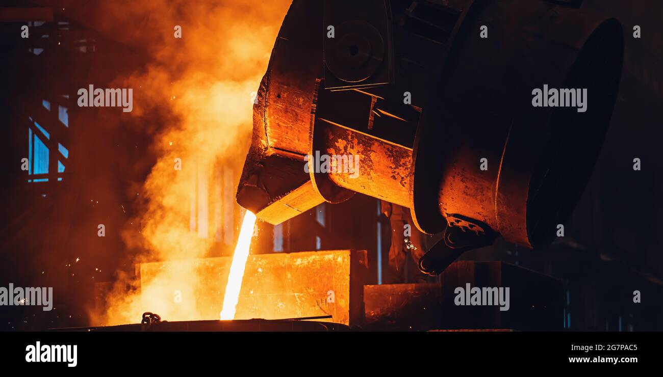 Projection de métal fondu à partir d'une grosse louche. Procédé de fonte.usine métallurgique. Usine de aciéries. Banque D'Images