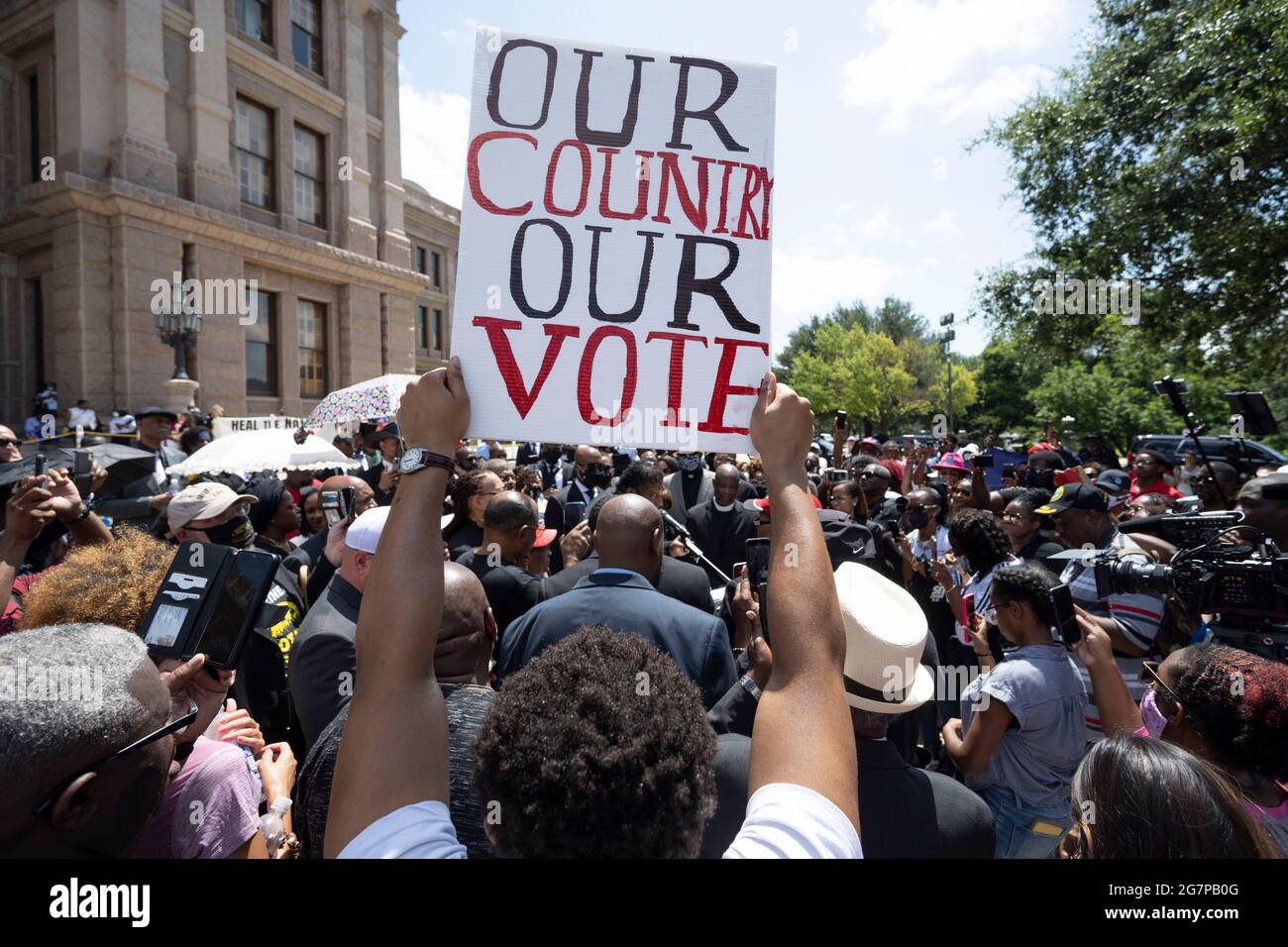 Les manifestations contre les législateurs républicains se poursuivent au Capitole du Texas, quelques jours après que les législateurs démocrates aient quitté le Texas pour arrêter les actions sur ce qu'ils disent comme des efforts de répression contre les électeurs minoritaires. Des groupes de membres du clergé noir, du NAACP et d'autres groupes de droits de vote se rassemblent sur les marches sud et manifestent au Capitole. Crédit : Bob Daemmrich/Alay Live News Banque D'Images