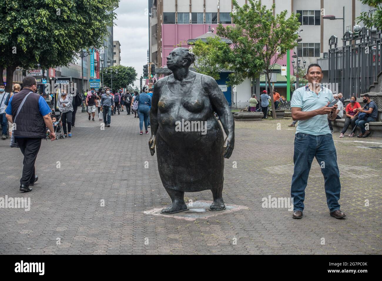 Sculpture en bronze de grande femme à San José, Costa Rica. Banque D'Images