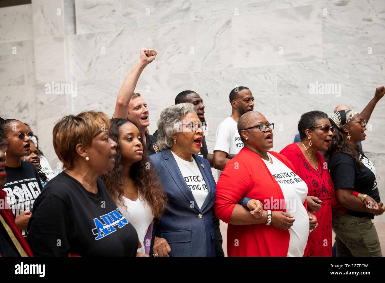 La présidente du caucus noir du Congrès la représentante des États-Unis Joyce Beatty (démocrate de l'Ohio), troisième de gauche, mène une manifestation sur le droit de vote dans l'atrium du Hart Senate Office Building à Washington, DC, le jeudi 15 juillet 2021. Plusieurs arrestations ont eu lieu, dont la Représentante américaine Joyce Beatty (démocrate de l'Ohio). Crédit : Rod Lamkey/CNP Banque D'Images