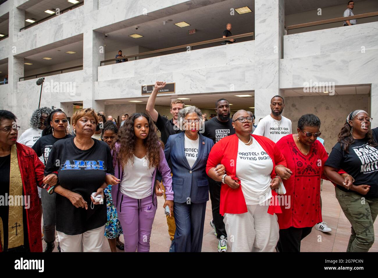 La présidente du caucus noir du Congrès la représentante des États-Unis Joyce Beatty (démocrate de l'Ohio), quatrième de gauche, mène une manifestation sur le droit de vote dans l'atrium du Hart Senate Office Building à Washington, DC, le jeudi 15 juillet 2021. Plusieurs arrestations ont eu lieu, dont la Représentante américaine Joyce Beatty (démocrate de l'Ohio). Crédit : Rod Lamkey/CNP Banque D'Images