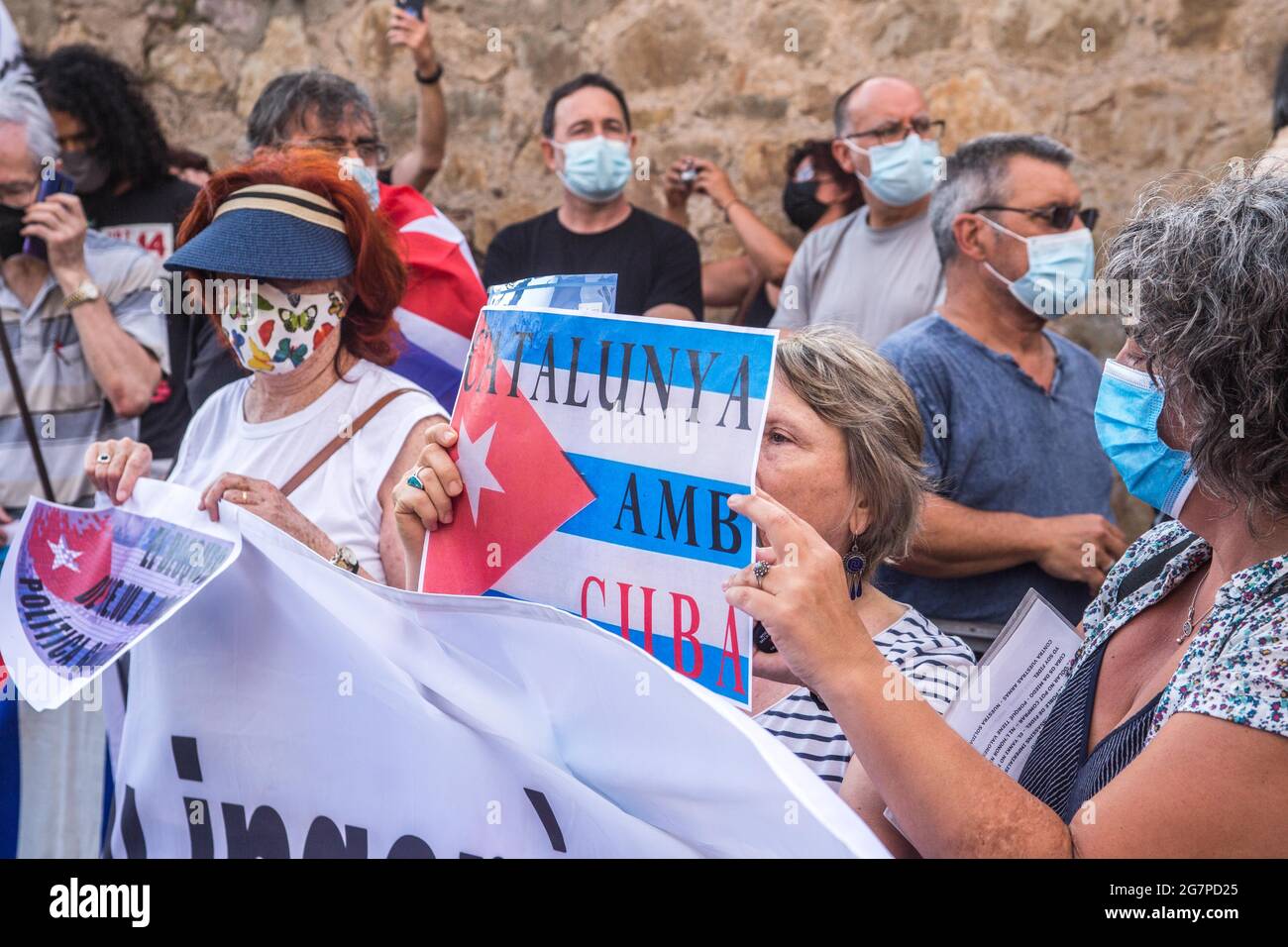 Barcelone, Espagne. 15 juillet 2021. Une centaine de personnes ont manifesté contre le blocus des États-Unis contre Cuba devant le consulat américain de Barcelone. Crédit : SOPA Images Limited/Alamy Live News Banque D'Images