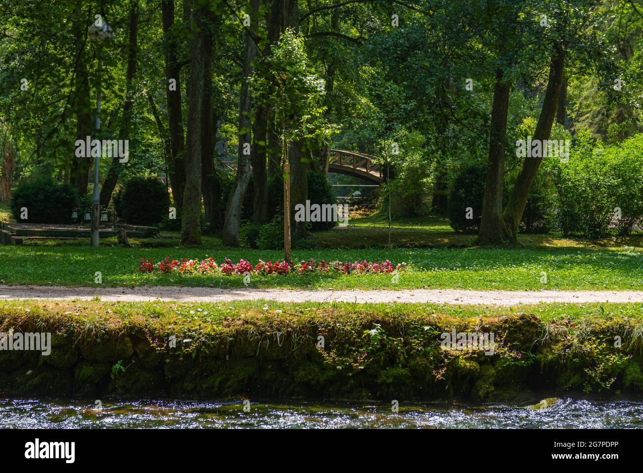 Sarajevo Bosnie-Herzégovine - 10.07.2021: Parc naturel Ilidza Vrelo Bosne à Sarajevo avec eau et canards et cygnes Banque D'Images