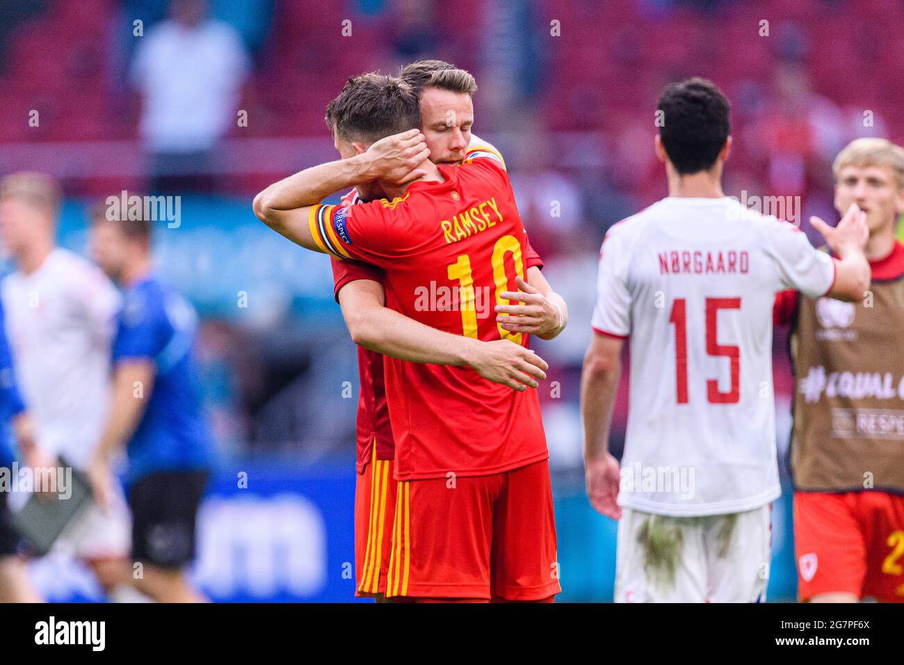 Amsterdam, pays-Bas - 26, juin : Aaron Ramsey (L) et Christopher Gunter du pays de Galles (R) ont été écrasés après avoir été battus par le Danemark pendant l'Union européenne de l'UEFA Banque D'Images