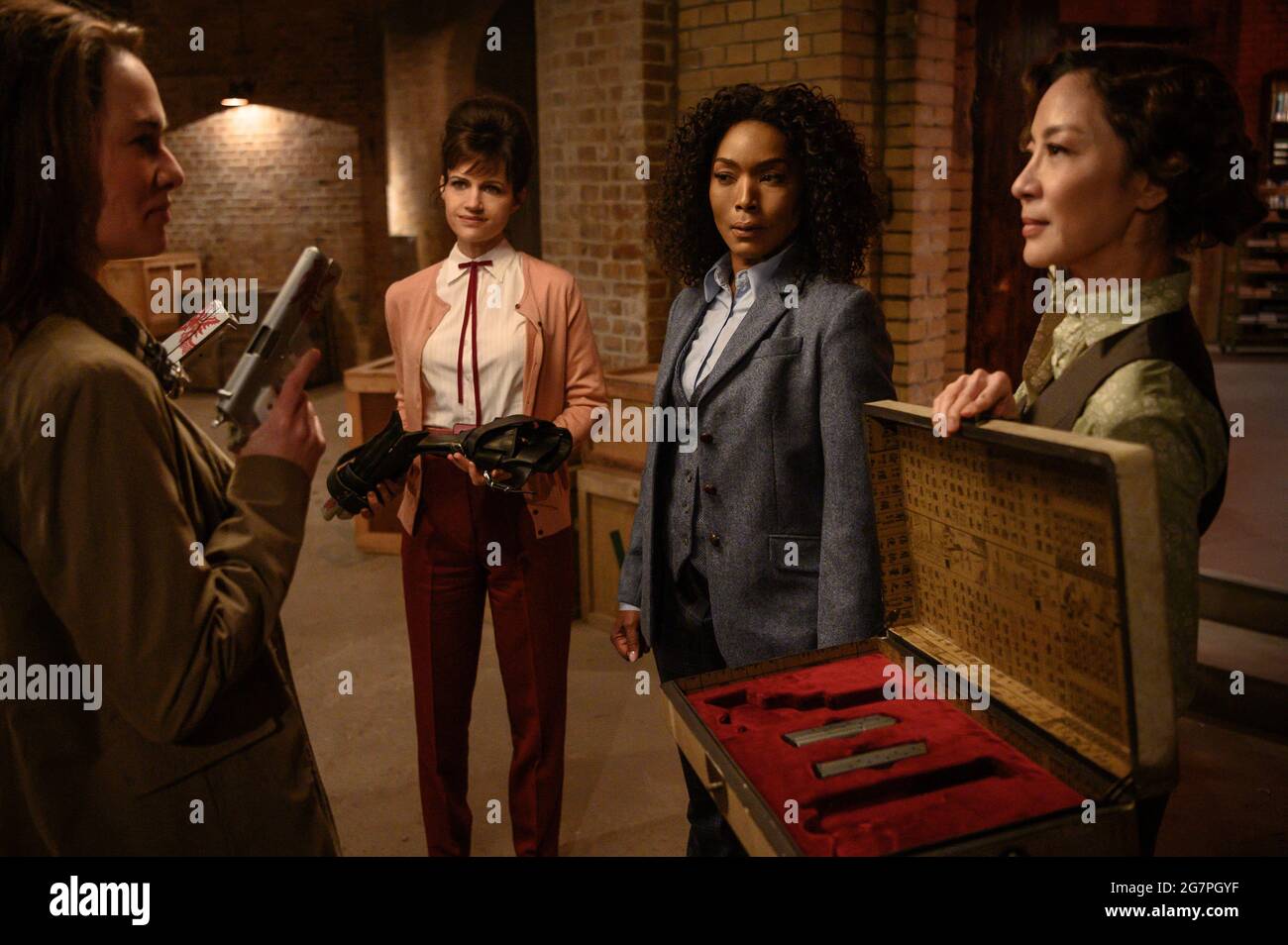 DATE DE SORTIE: 14 juillet 2021 TITRE: Gunpoudreuse Milkshake STUDIO: StudioCanal DIRECTEUR: Navot Papoushado PARCELLE: Trois générations de femmes se battent contre ceux qui pourraient tout prendre d'eux. AVEC: LENA HEADEY comme Scarlet, CARLA GUGINO comme Madeleine, ANGELA BASSETT comme Anna May, MICHELLE YEOH comme Florence. (Credit image: © StudioCanal/Entertainment Pictures) Banque D'Images