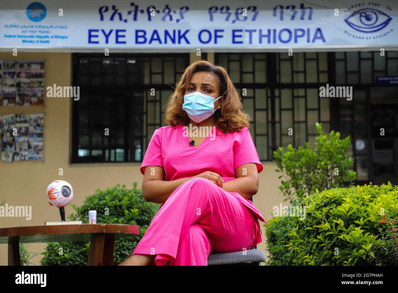 Addis-Abeba, Éthiopie. 30 juin 2021. Menen Ayalew, directeur médical de la Banque d'yeux d'Éthiopie à l'hôpital Menelik II, est interviewé par Xinhua à Addis-Abeba, en Éthiopie, le 30 juin 2021. La Banque de l'oeil d'Ethiopie, l'une des premières banques de l'oeil de l'Afrique, donne des secours à des milliers de personnes qui sont incapables de voir en raison de dommages sur la cornée -- une partie de fenêtre-comme d'un oeil qui aide quelqu'un à voir clairement. Credit: Michael Tewelde/Xinhua/Alay Live News Banque D'Images