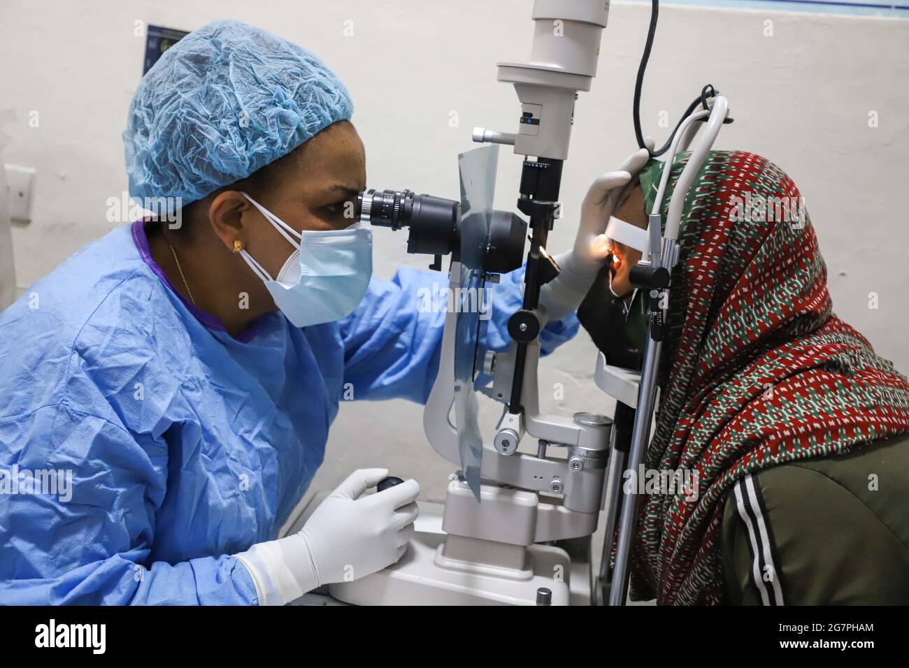 Addis-Abeba, Éthiopie. 30 juin 2021. Menen Ayalew (L), directeur médical de la Banque de l'oeil de l'Ethiopie à l'hôpital Menelik II, vérifie l'état des yeux d'un patient à Addis-Abeba, Ethiopie, le 30 juin 2021. La Banque de l'oeil d'Ethiopie, l'une des premières banques de l'oeil de l'Afrique, donne des secours à des milliers de personnes qui sont incapables de voir en raison de dommages sur la cornée -- une partie de fenêtre-comme d'un oeil qui aide quelqu'un à voir clairement. Credit: Michael Tewelde/Xinhua/Alay Live News Banque D'Images
