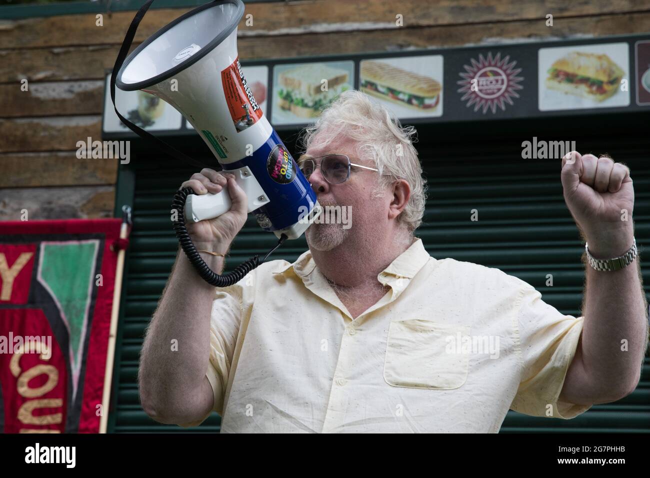 Londres, Royaume-Uni. 15 juillet 2021. Le Conseil syndical Paul Power of Haringey Trades s'adresse aux militants anti-racistes lors d'un événement sur les Ducketts Common organisé par Haringey Stand Up to racisme au cours duquel un genou a été pris en solidarité avec les footballeurs d'Angleterre Marcus Rashford, Jadon Sancho et Bukaya Saka. Les trois footballeurs d'Angleterre ont été victimes d'abus raciaux à la suite de la défaite finale de l'Angleterre contre l'Italie dans l'Euro 2020. Crédit : Mark Kerrison/Alamy Live News Banque D'Images