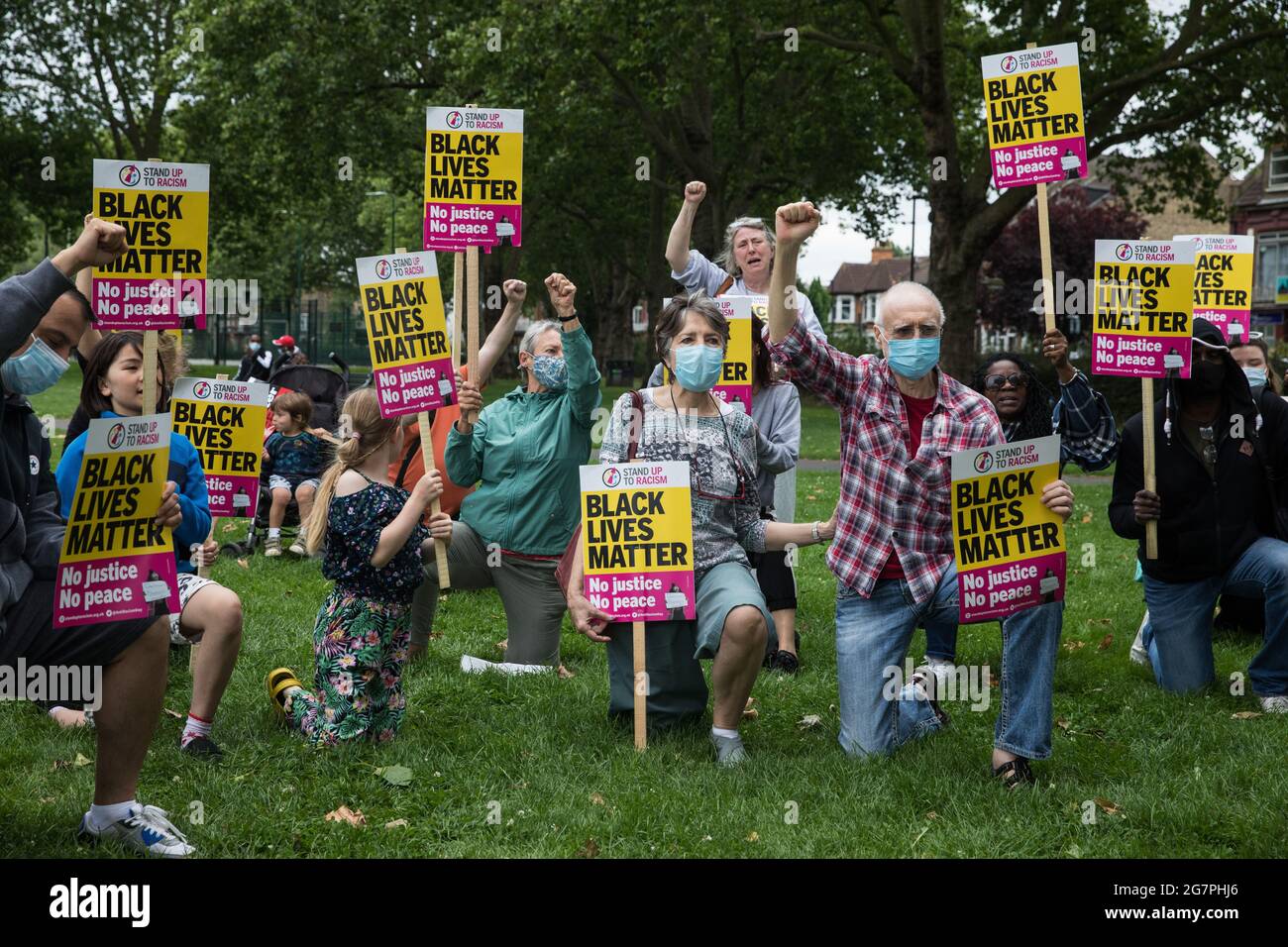 Londres, Royaume-Uni. 15 juillet 2021. Les militants anti-racistes prennent le genou en solidarité avec les footballeurs anglais Marcus Rashford, Jadon Sancho et Bukaya Saka lors d'un événement sur les Ducketts Common organisé par Haringey Stand Up to racisme. Les trois footballeurs d'Angleterre ont été victimes d'abus raciaux à la suite de la défaite finale de l'Angleterre contre l'Italie dans l'Euro 2020. Crédit : Mark Kerrison/Alamy Live News Banque D'Images