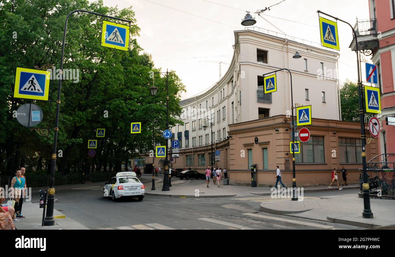 Intersection avec jusqu'à 11 panneaux de passage pour piétons, Radischeva per et Manezhnyi per, Saint-Pétersbourg, Russie Banque D'Images