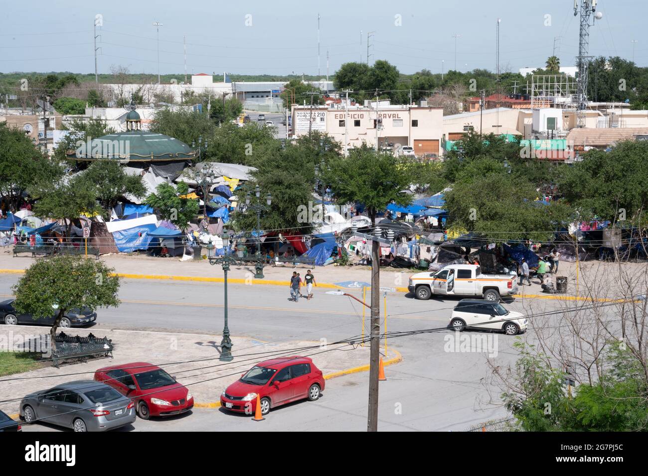 Reynosa, Mexique. 15 juillet 2021 plus de 100 tentes sont vues sur la place principale à côté du pont international qui mène aux États-Unis d'Amérique. Les tentes sont remplies de migrants qui se trouvent bloqués à entrer aux États-Unis sous le titre 42 et sans espace dans aucun des abris locaux. Credit: Lexie Harrison-Cripps/Alamy Live News Banque D'Images