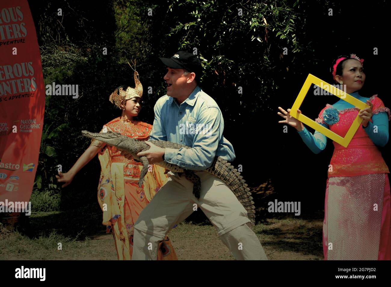 Bogor, Java-Ouest, Indonésie. 26 juillet 2006. L'Herpétologue Brady Barr pose avec un jeune crocodile pour une séance de photo au cours d'un événement visant à promouvoir « rencontres dangereuses : l'aventure Croc de Brady », une émission télévisée éducative diffusée sur la chaîne géographique nationale. L'événement se tient au Taman Safari Indonésie à Cisarua, Bogor, West Java, Indonésie. Banque D'Images