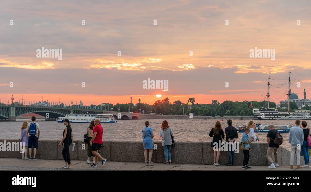Les touristes apprécient le coucher du soleil pendant les nuits blanches sur le remblai de Kutuzov, Saint-Pétersbourg, Russie Banque D'Images