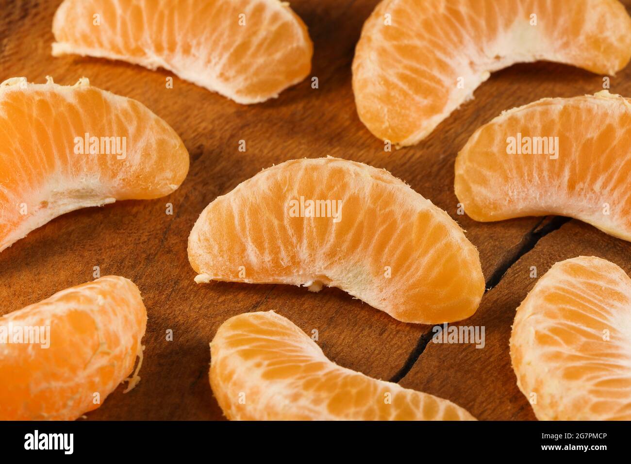 Satsuma Mandarin mûre de fruits de Tangerine sur le bois naturel (Citrus unshiu) Banque D'Images
