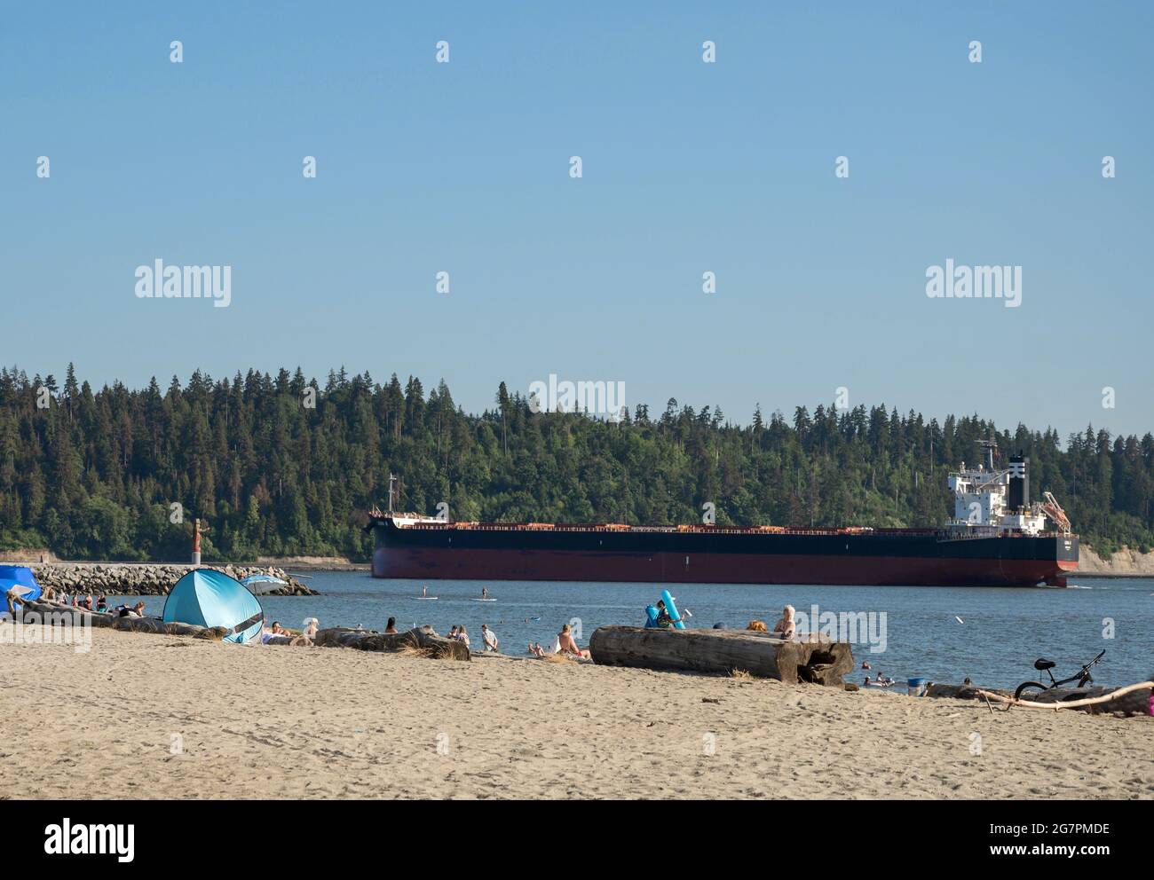 Un navire de transport en vrac entre dans le port de Vancouver après la plage Ambleside de West Vancouver en été. Banque D'Images