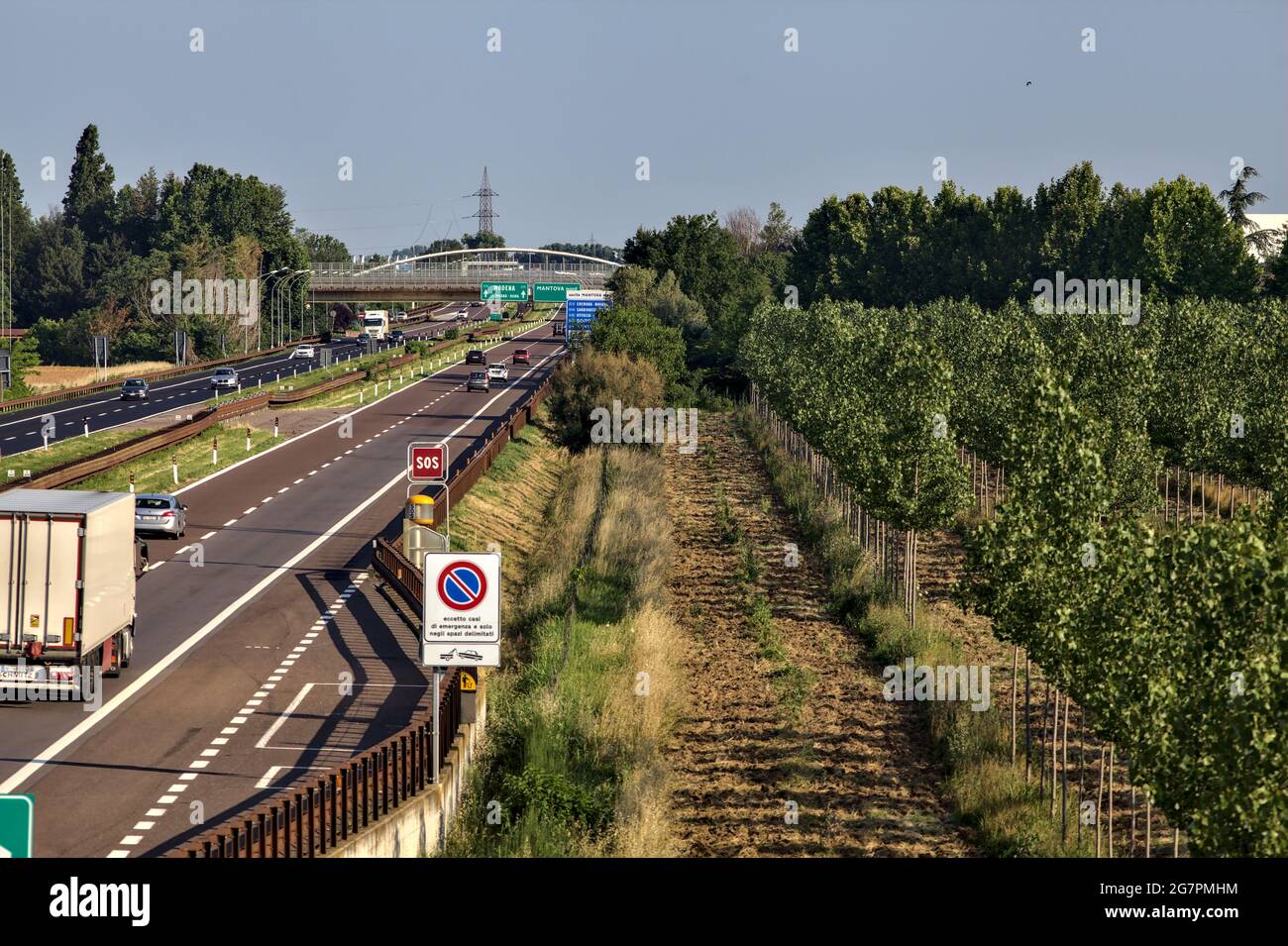 Autoroute italienne dans la campagne au coucher du soleil en été Banque D'Images