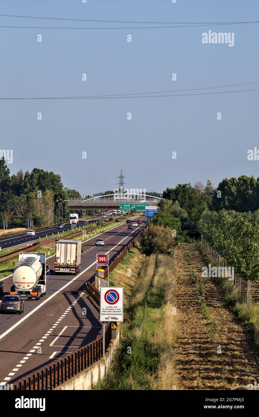 Autoroute italienne dans la campagne au coucher du soleil en été Banque D'Images