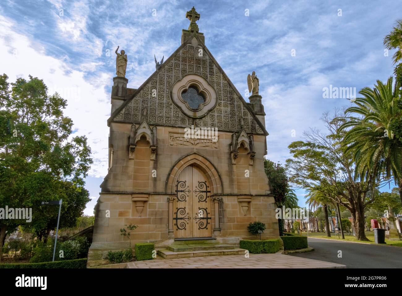 St Michael la chapelle de l'Archange, Rookwood Cemetry, Sydney, Australie, dans le soleil de l'après-midi avec ciel bleu nuageux Banque D'Images