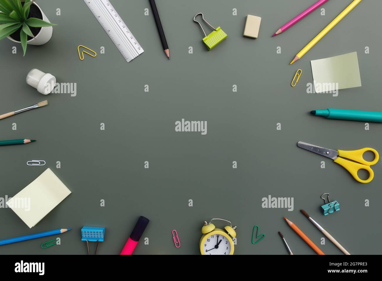 Retour à l'école plan conceptuel avec différents objets de fournitures de bureau Banque D'Images