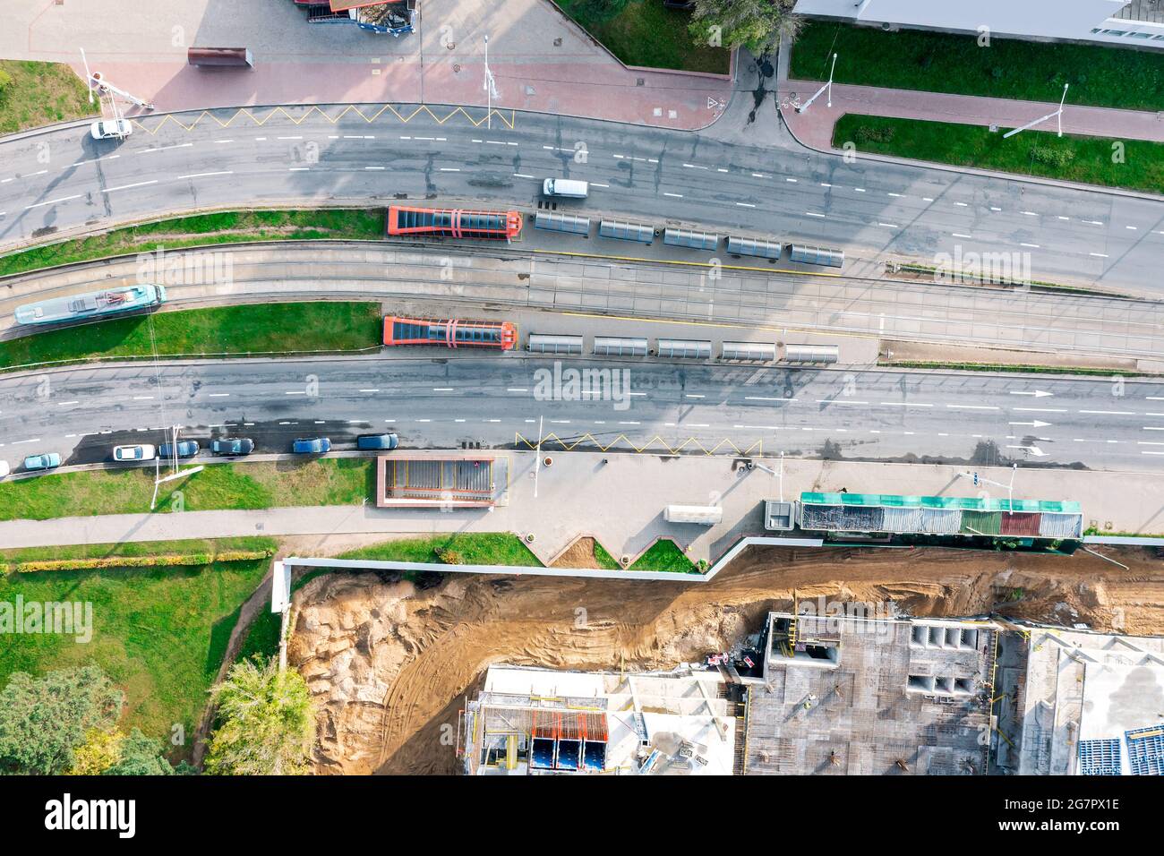 paysage urbain par beau temps. route urbaine avec voies ferrées de tramway à proximité du chantier. vue aérienne sur le dessus. Banque D'Images paysage urbain par beau temps. route urbaine avec voies ferrées de tramway à proximité du chantier. vue aérienne sur le dessus. Banque D'Images