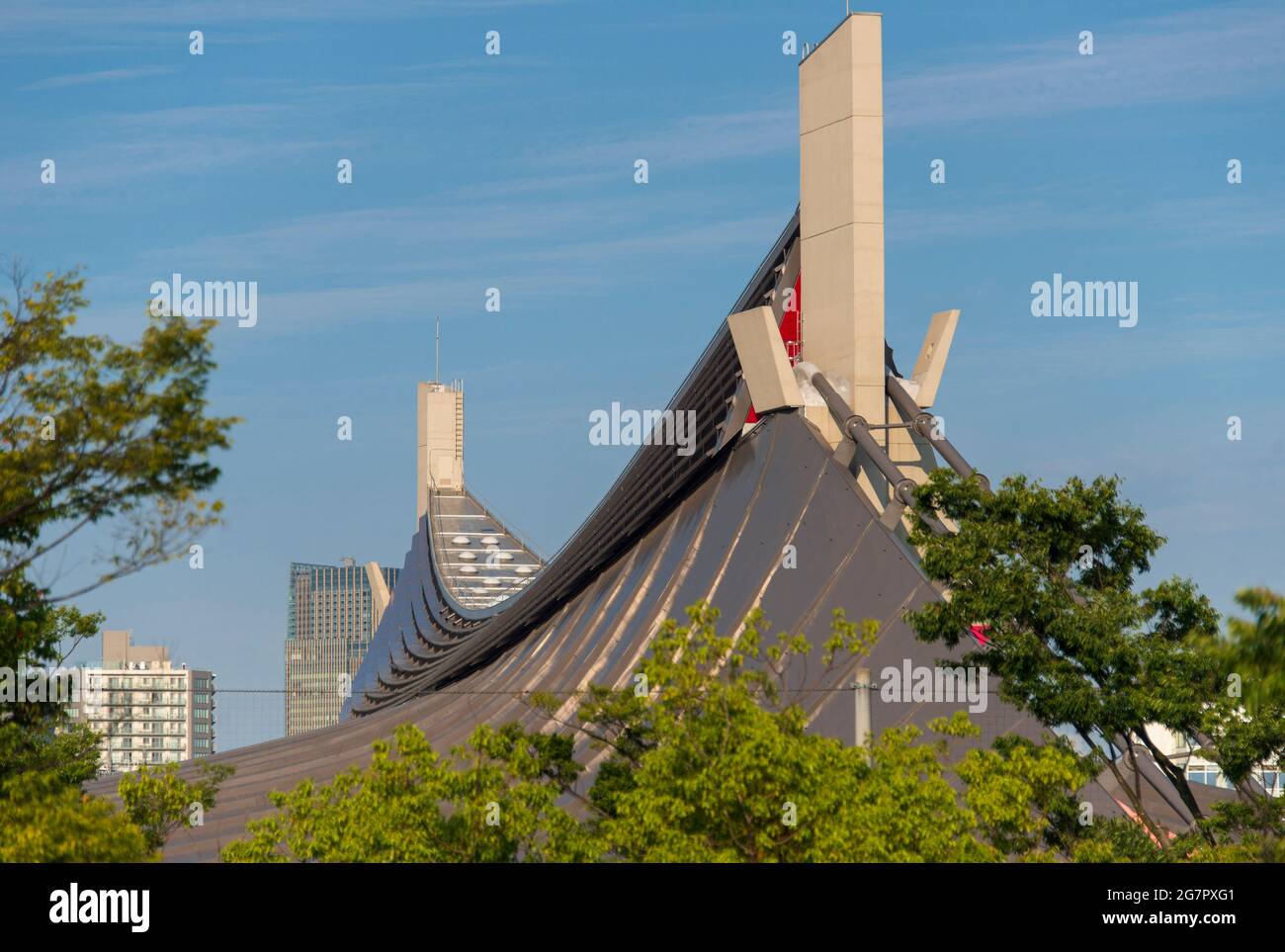 Photo montre le toit du Gymnasium Yoyogi conçu par Kenzo Tange à Tokyo le 21 juin 2021. La salle de gym a été utilisée pendant les Jeux Olympiques de Tokyo en 1964 pour des événements aquatiques. Robert Gilhooly photo Banque D'Images