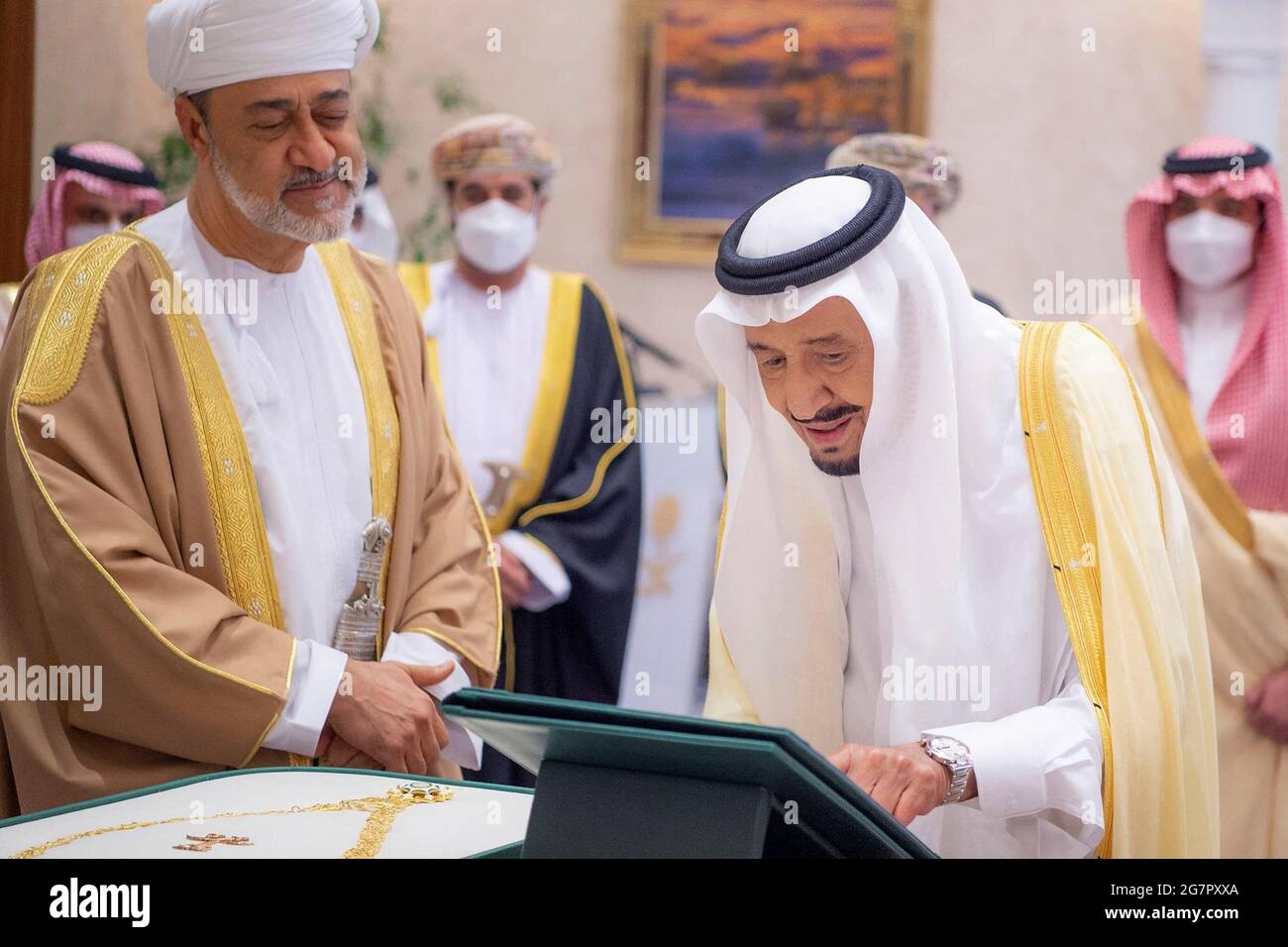 Le roi saoudien Salman bin Abdul Aziz (à droite) reçoit le sultan Haitham d'Oman, à l'aéroport de Neom, en Arabie Saoudite, le 11 juillet 2021. La visite du sultan Haitham en Arabie saoudite fait écho à la visite de son prédécesseur, le sultan Qaboos, qui s’est rendu au royaume en 1971 à l’invitation du roi Fayçal pour sa première visite officielle à l’étranger après avoir été devenu dirigeant de l’Oman. Photo de Balkis Press/ABACAPRESS.COM Banque D'Images