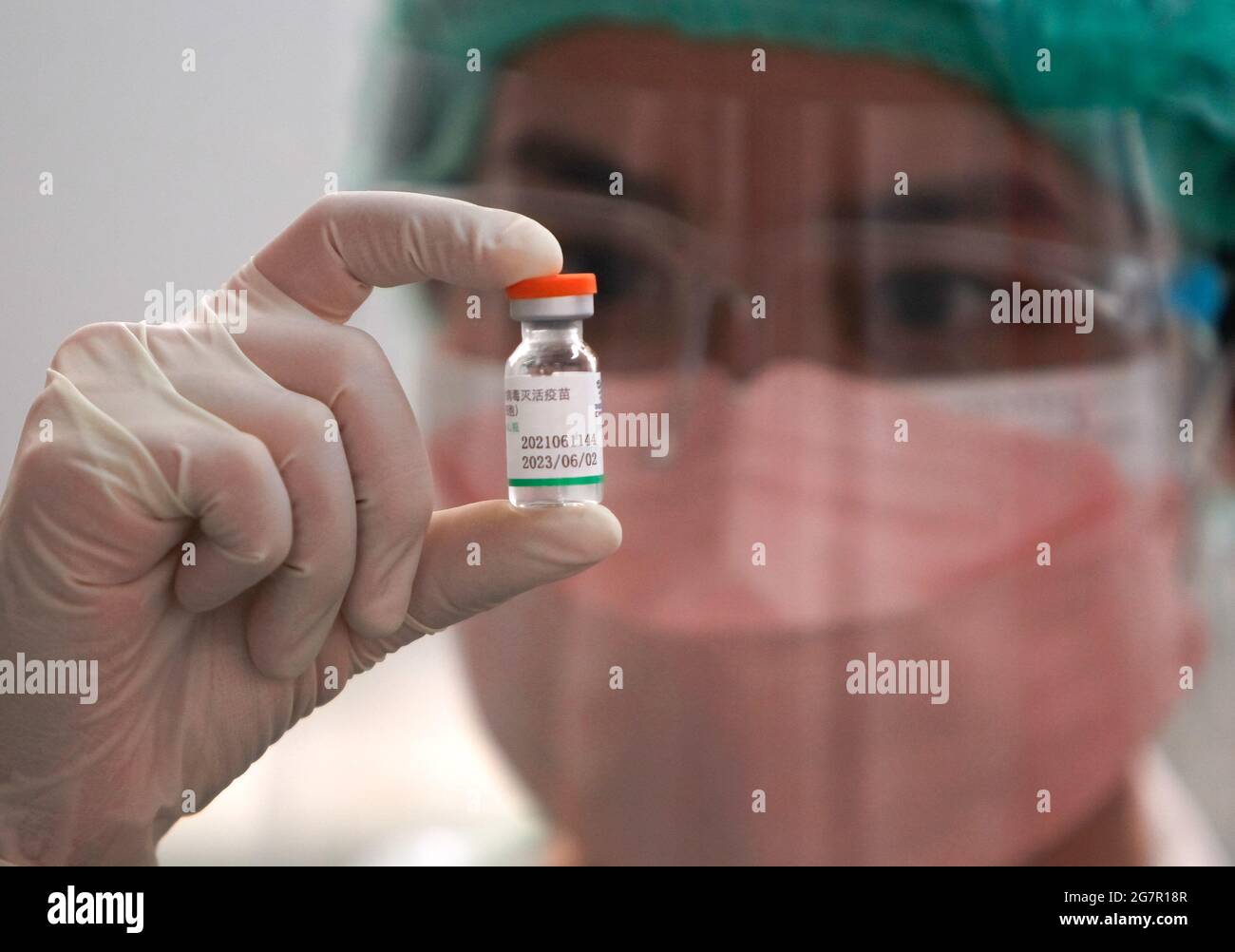 Bangkok, Thaïlande. 16 juillet 2021. Un agent de santé tient un flacon contenant le vaccin COVID-19 de production chinoise Sinopharm à l'hôpital Siriraj de Bangkok. Au cours des 24 dernières heures, le ministère de la Santé publique a signalé vendredi matin qu'il y a eu 67 décès chez Covid-19 et 9,692 nouveaux cas. Crédit : SOPA Images Limited/Alamy Live News Banque D'Images