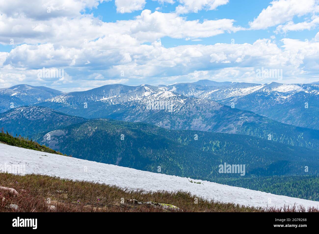 Sommets enneigés du milieu de la montagne et nuages bas au-dessus de la crête Banque D'Images