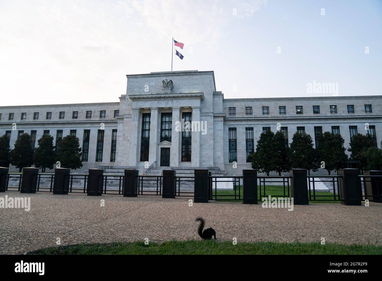 (210716) -- WASHINGTON, D.C., 16 juillet 2021 (Xinhua) -- photo prise le 15 juillet 2021 montre la Réserve fédérale américaine à Washington, D.C., États-Unis. Le président de la Réserve fédérale américaine, Jerome Powell, a déclaré jeudi qu'il était « légitimement indécis » sur les avantages et les coûts de l'émission d'une monnaie numérique de banque centrale américaine (CBDC). « Je pense que notre obligation est d'explorer à la fois la technologie et les questions politiques au cours des deux prochaines années. C'est ce que nous allons faire pour que nous puissions faire une recommandation éclairée », a déclaré Powell lors d'une audience devant le Comité sénatorial des banques Banque D'Images