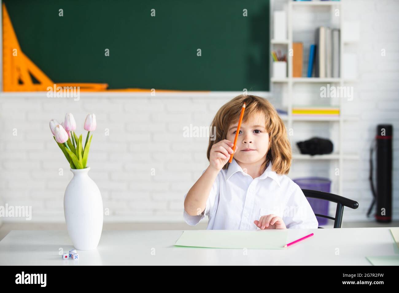 Première classe. Enfant étudiant à l'école. Élève faisant ses devoirs en classe. Éducation pour les enfants. Banque D'Images