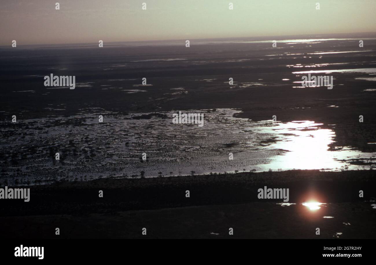 AÉRIENNES DES PLAINES INONDABLES ET DUNES PARALLÈLES DU DÉSERT DE SIMPSON, EN AUSTRALIE CENTRALE. Banque D'Images