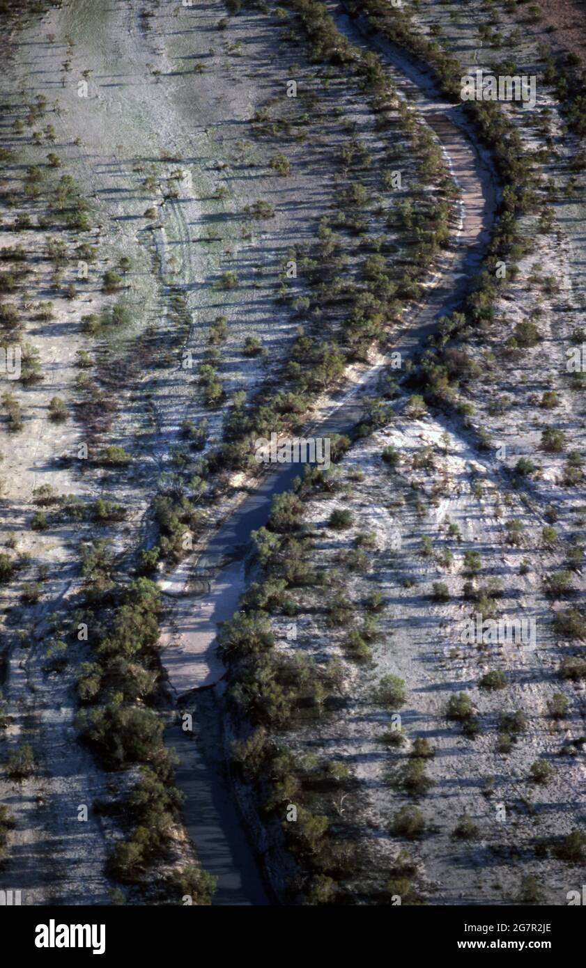 SURVOLER UN LIT DE RIVIÈRE SÉCHÉ, DÉSERT DE SIMPSON, AUSTRALIE CENTRALE. Banque D'Images