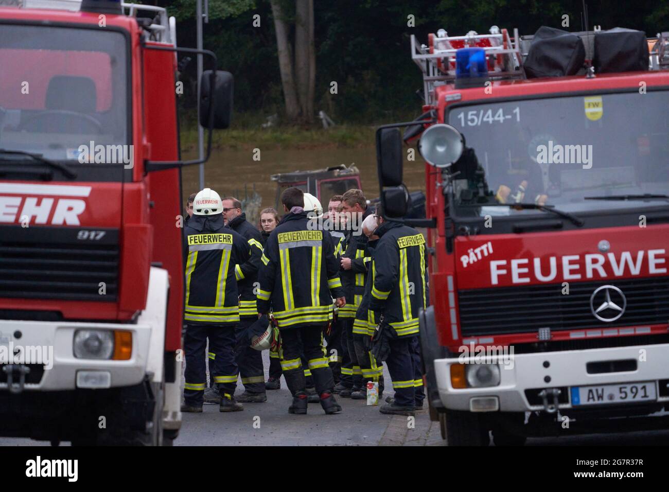 Bad Neuenahr Ahrweiler, Allemagne. 16 juillet 2021. Les pompiers discutent de leur mission dans la communauté de Schuld le lendemain de la catastrophe de l'inondation. De fortes pluies ont conduit à des inondations extrêmes. Crédit : Thomas Frey/dpa/Alay Live News Banque D'Images