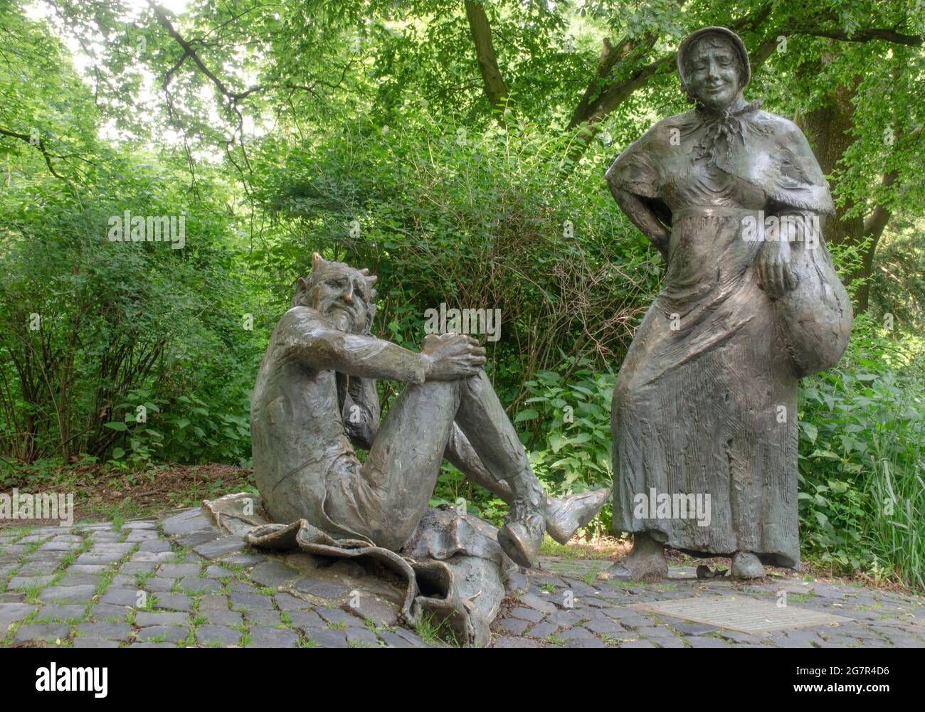 Aachen: Bauersfrau und Teufel ist eine Statuengruppe auf dem Lousberg à Aachen.DAS Denkmal erinnert an die Lousbergsage, Banque D'Images