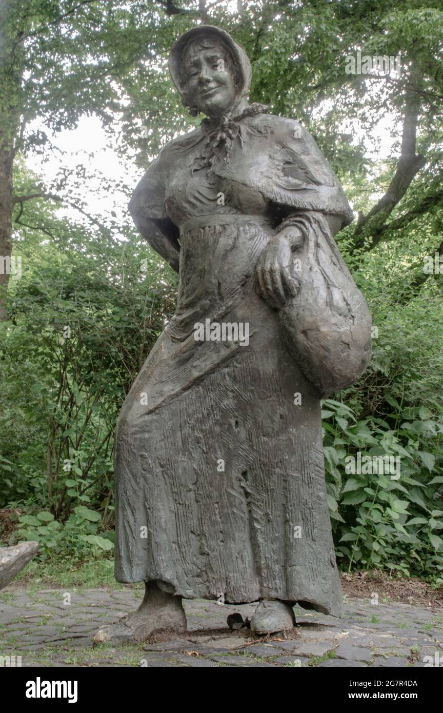 Aachen: Bauersfrau und Teufel ist eine Statuengruppe auf dem Lousberg à Aachen.DAS Denkmal erinnert an die Lousbergsage, Banque D'Images