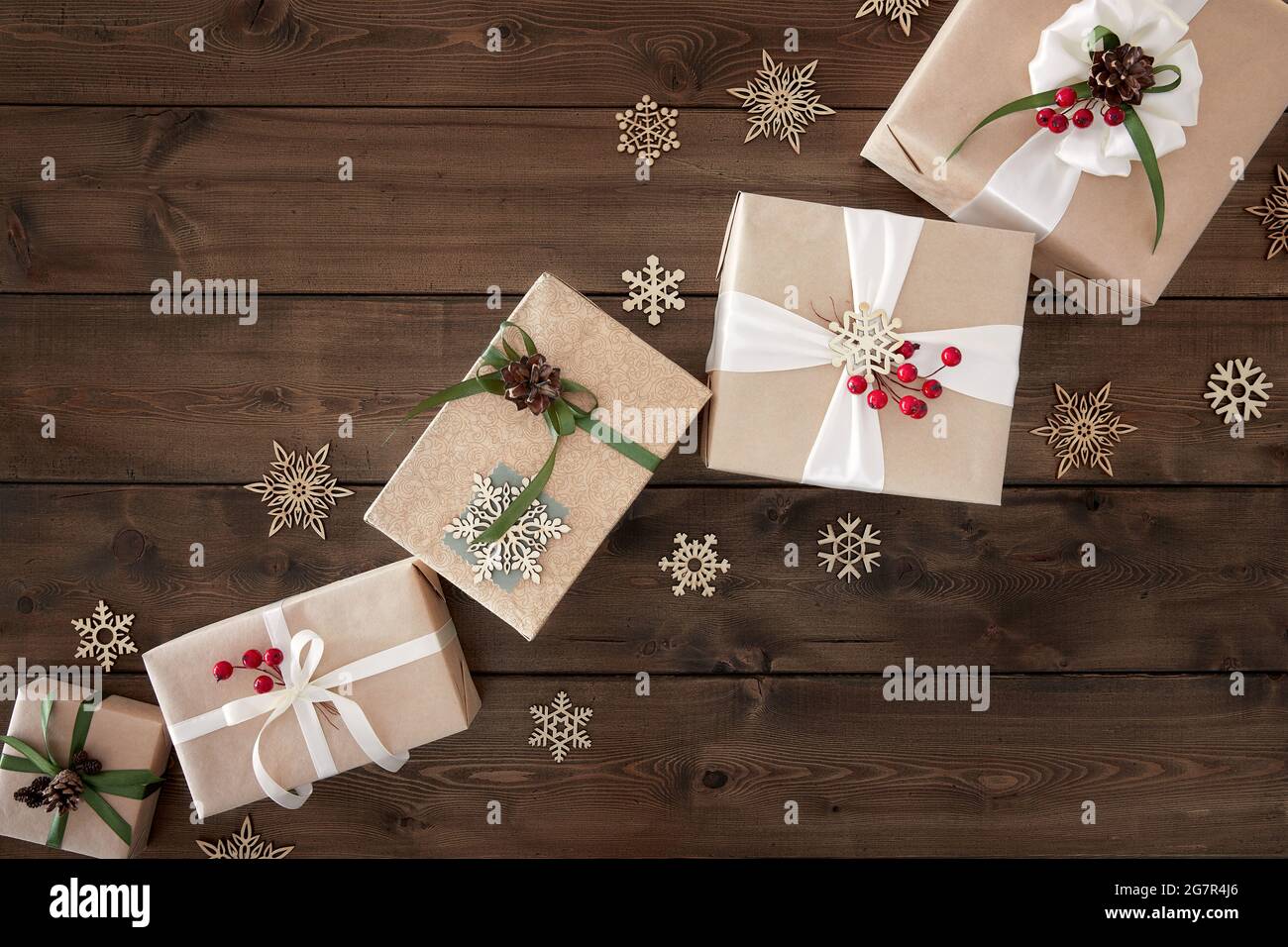 Fond de Noël avec bordure de boîtes-cadeaux sur fond de bois brun foncé Banque D'Images