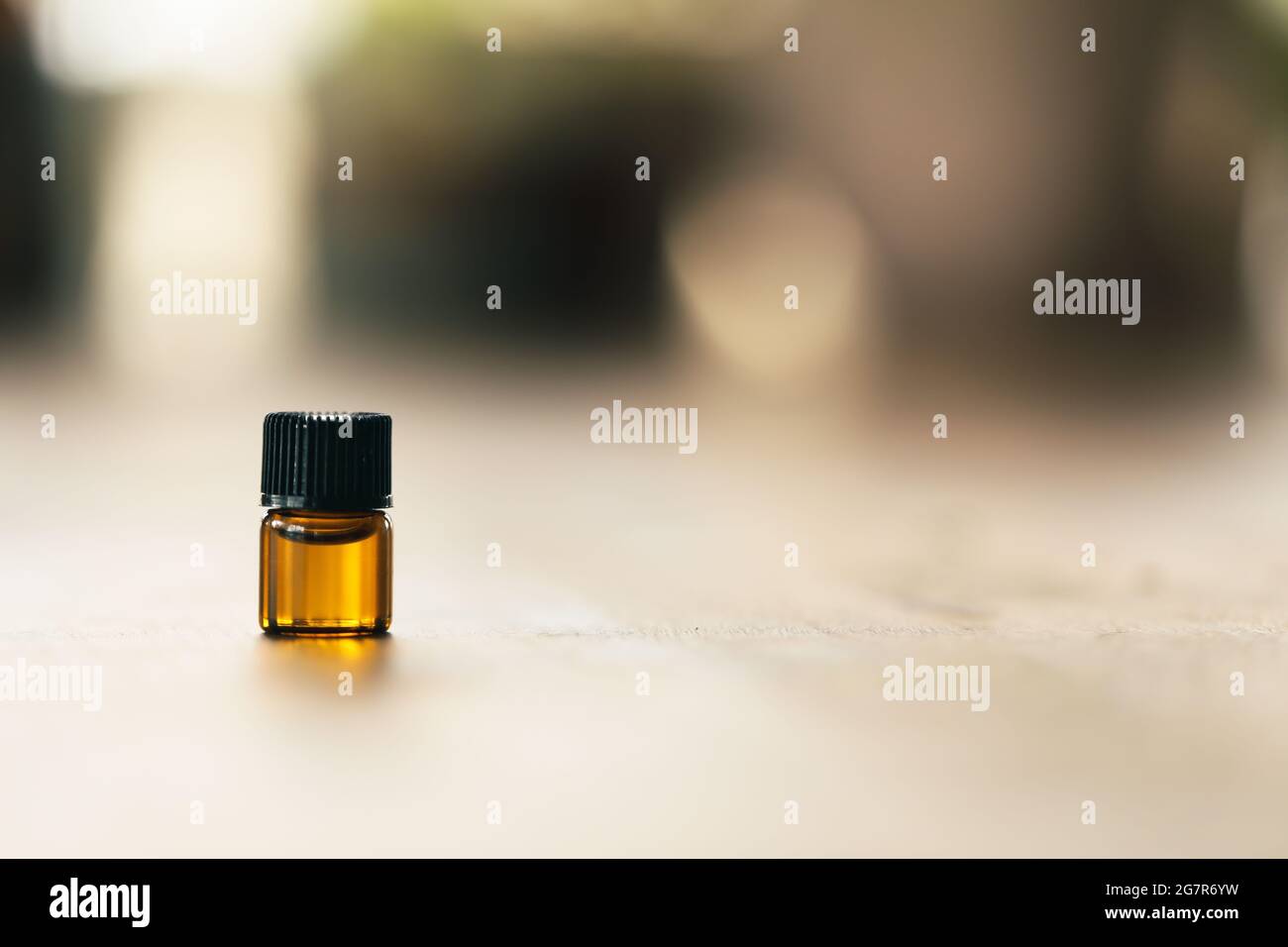 Gros plan d'un flacon d'huile essentielle d'ambre de 1 ml Photo Stock -  Alamy