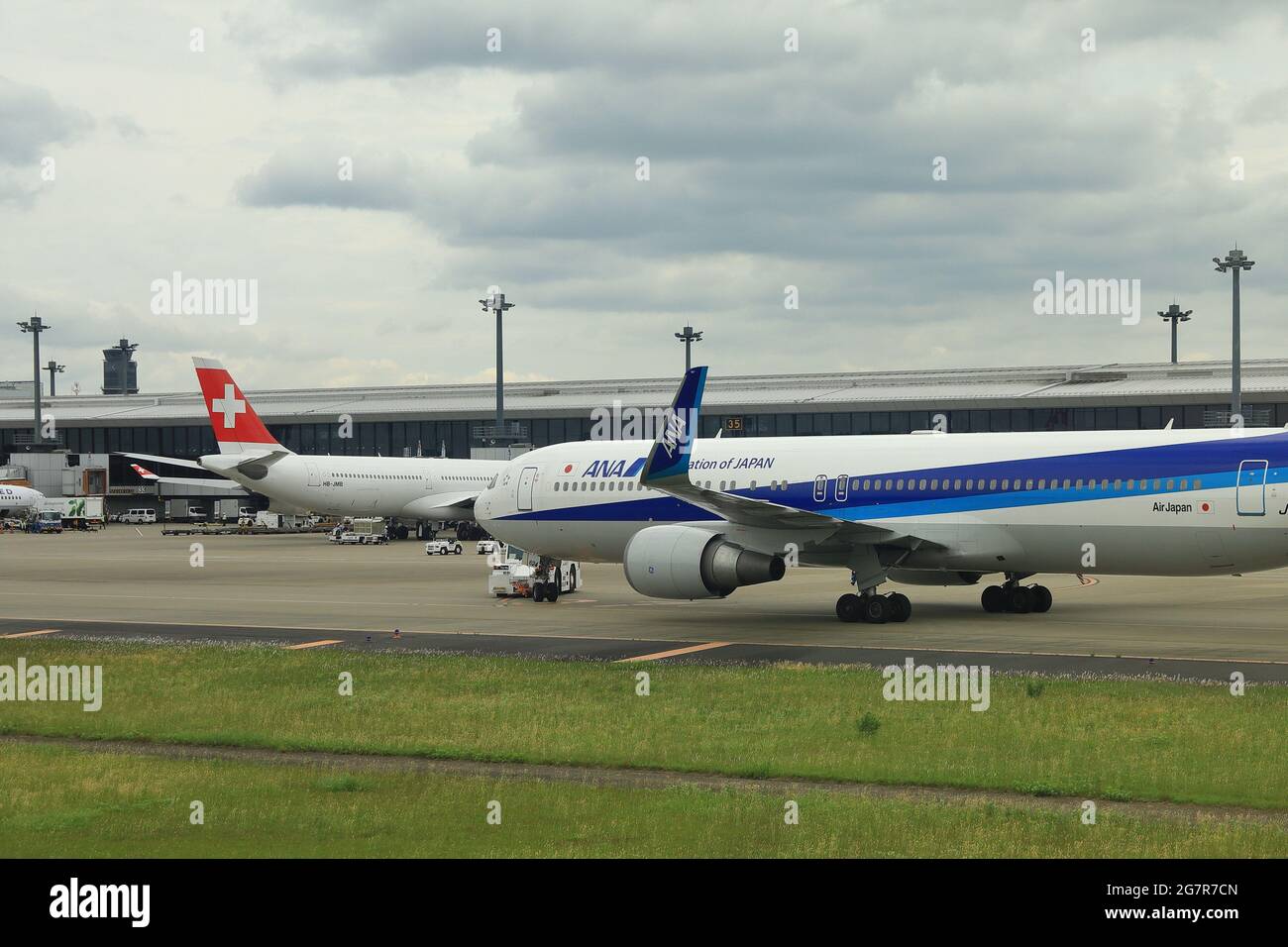 NARITA, JAPON - Mai, 2018 : vue sur l'aéroport international de Narita, taxi avion en taxi se préparer au décollage. Banque D'Images