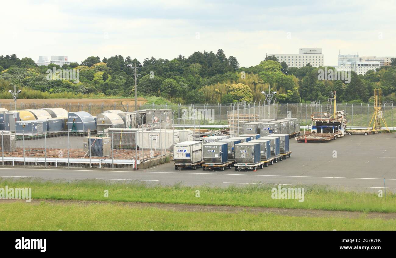 NARITA, JAPON - MAI 2018 : logistique du transport aérien de fret. Conteneurs de fret aérien sur la rampe en attente de chargement Banque D'Images