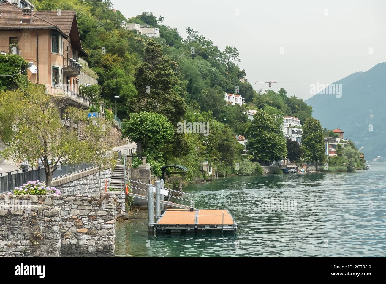 Lac de Lugano en Suisse : le joli village de Morecote, au bord du lac. Banque D'Images