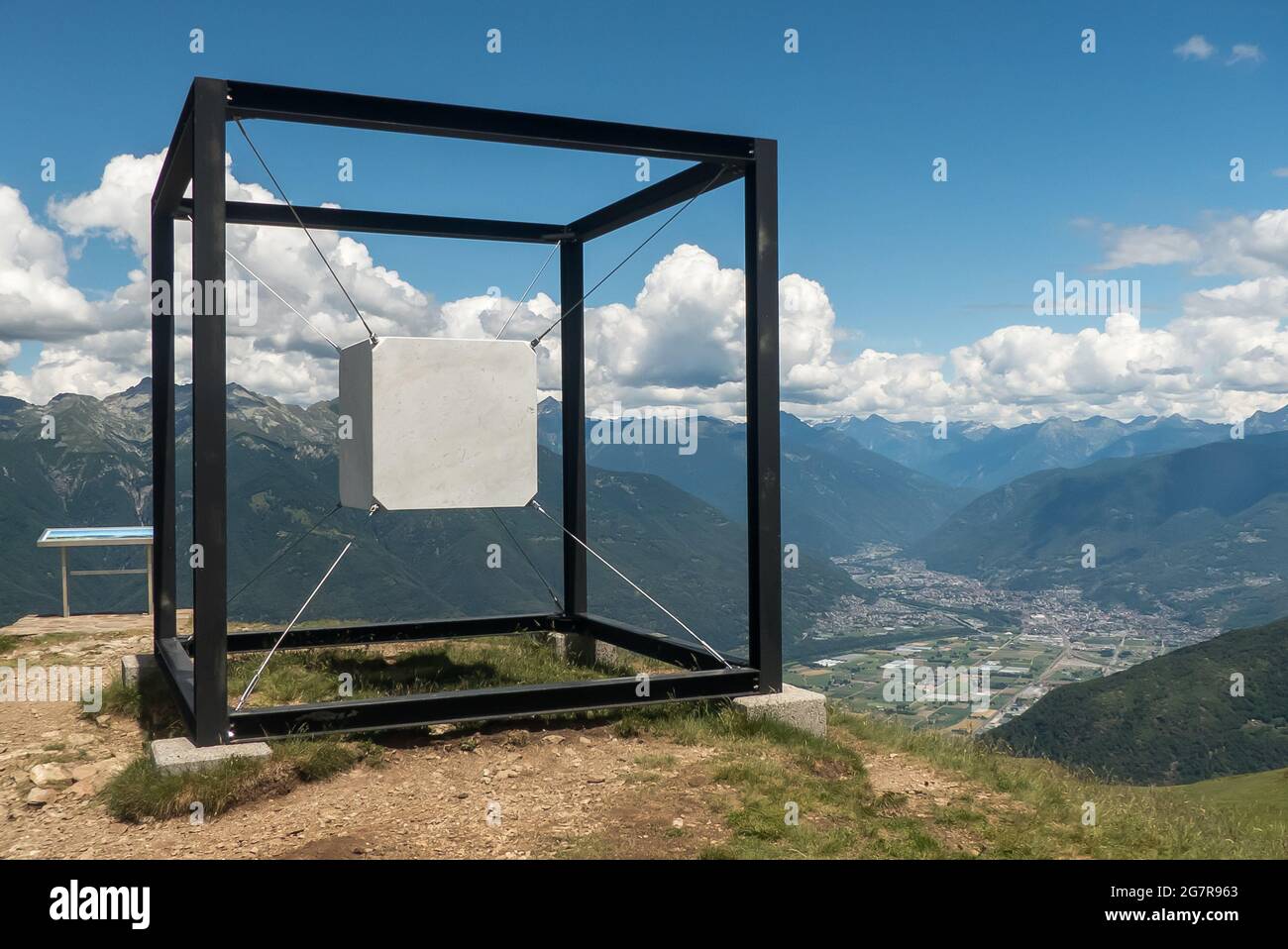 Monte Tamaro en Suisse: La sculpture du "cube spended" (Cubo Sospeso) de l'artiste Jaya Schürch Banque D'Images