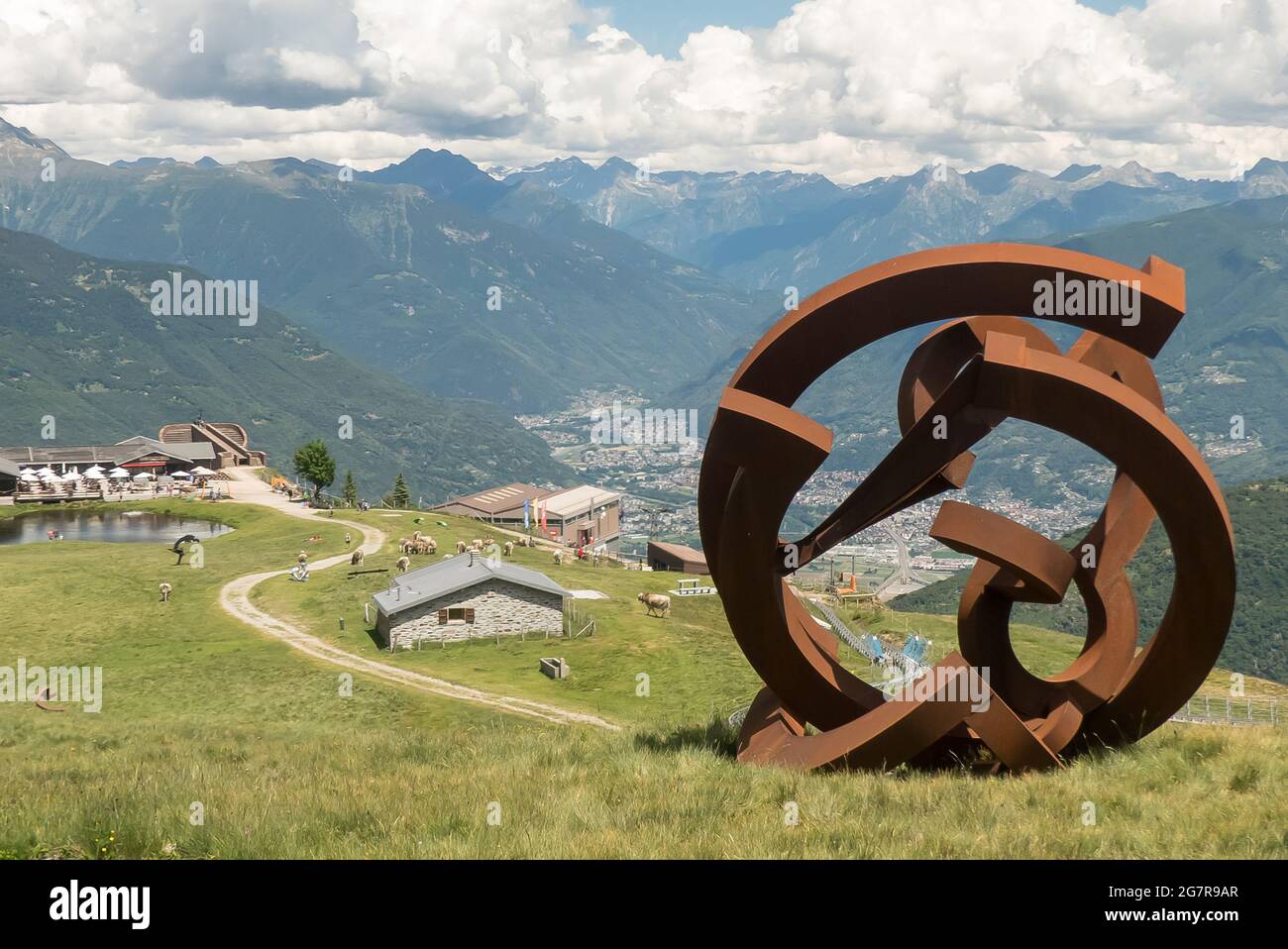 Monte Tamaro en Suisse : sculpture en acier avec vue sur les Alpes Banque D'Images