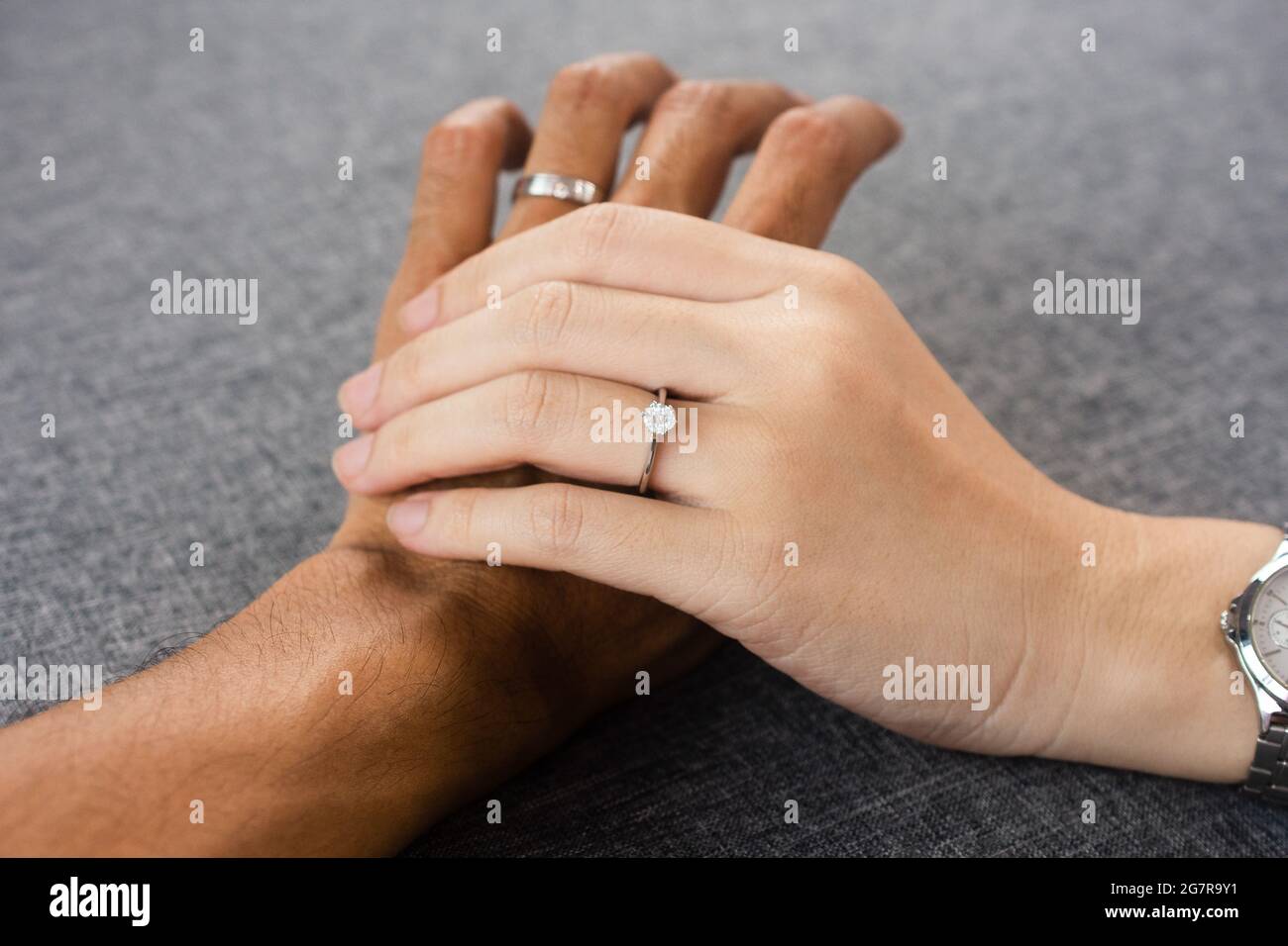 Main dans la main engagement de luxe bague de diamant bijoux ou bagues de  mariage couple, cadeau de mariage Photo Stock - Alamy